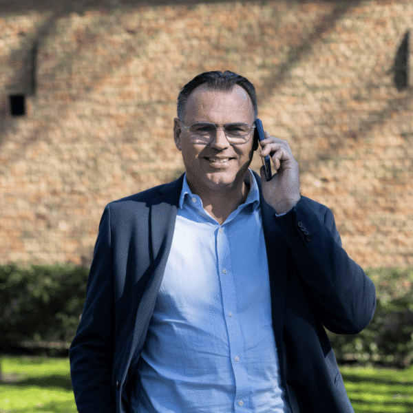 Michiel aan de telefoon