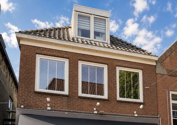 Sneek winkelpand met bovenwoning