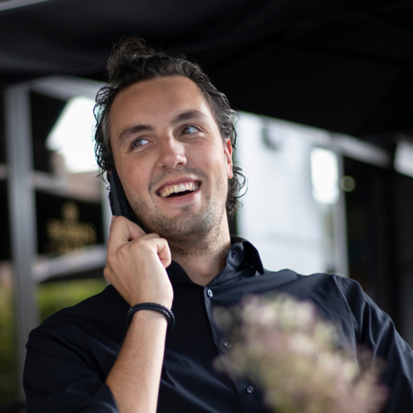 Joost op de foto aan het bellen.